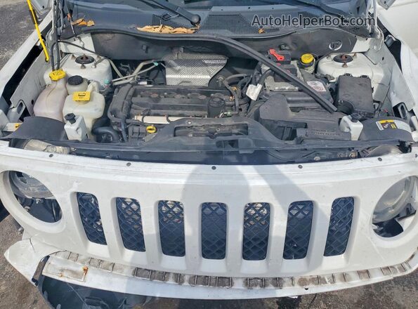1C4NJPBAXGD699500 2016 JEEP PATRIOT White Vista interior trasera