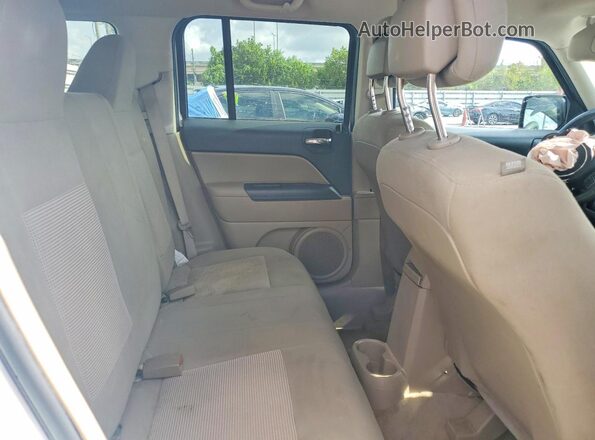 1C4NJPBAXGD699500 2016 JEEP PATRIOT White Vista de los asientos traseros