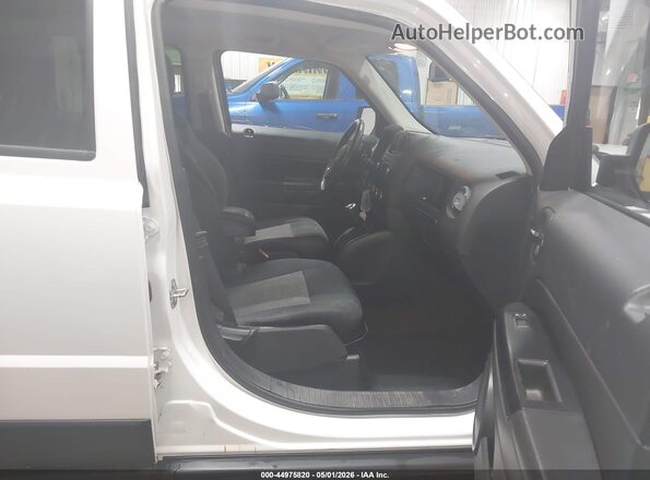 1C4NJRFB5GD712541 2016 JEEP PATRIOT Белый Вид салона спереди