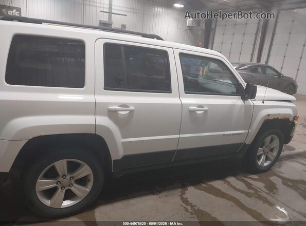 1C4NJRFB5GD712541 2016 JEEP PATRIOT Белый Вид задней части салона