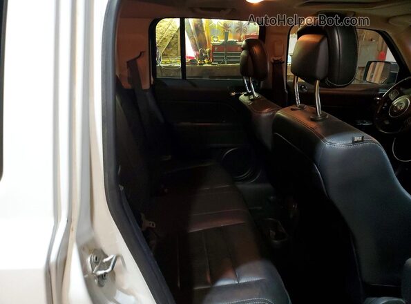 1C4NJRFB6GD566862 2016 JEEP PATRIOT White Widok wnętrza z tyłu