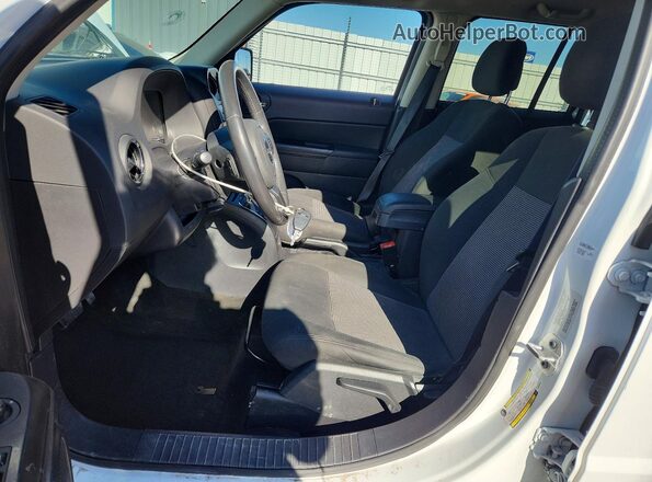 1C4NJRFB6GD585945 2016 JEEP PATRIOT White Вид салону спереду