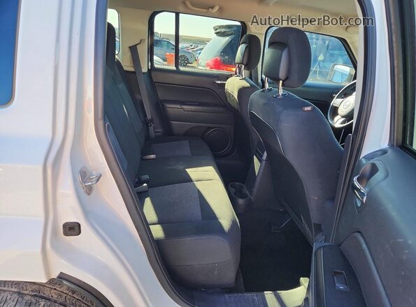 1C4NJRFB6GD585945 2016 JEEP PATRIOT White Вид задніх сидінь