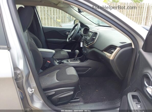 1C4PJLAB6HW548672 2017 JEEP CHEROKEE Серебряный Вид салона спереди
