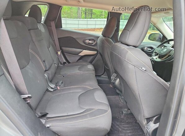 1C4PJLCB2HW585604 2017 JEEP CHEROKEE Gray Widok tylnych siedzeń