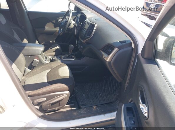 1C4PJLCB2JD504182 2018 JEEP CHEROKEE Белый Вид салона спереди