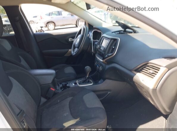 1C4PJLCB2JD524321 2018 JEEP CHEROKEE White წინა სალონის ხედი