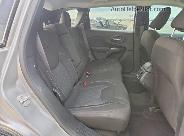 1C4PJLCBXKD396640 2019 JEEP CHEROKEE Silver Widok wnętrza z tyłu