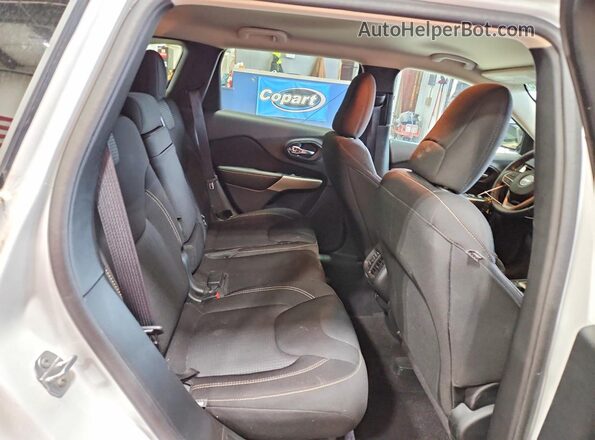 1C4PJLCS2HW642416 2017 JEEP CHEROKEE Белый Вид задней части салона
