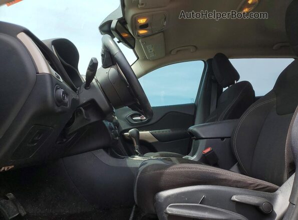 1C4PJLCS8HW610537 2017 JEEP CHEROKEE Черный Вид салона спереди