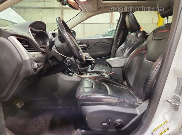 1C4PJMBS4HD217573 2017 JEEP CHEROKEE White Widok wnętrza z przodu