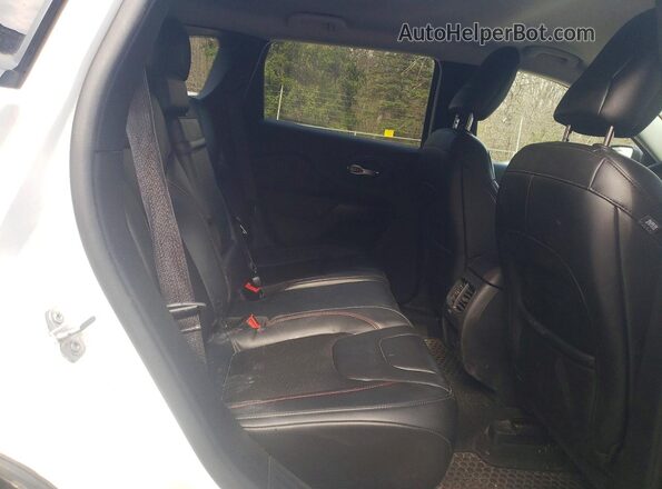 1C4PJMBX1KD397582 2019 JEEP CHEROKEE White Vista interior trasera