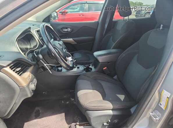 1C4PJMCS0HW581802 2017 JEEP CHEROKEE Silver Vista interior delantera