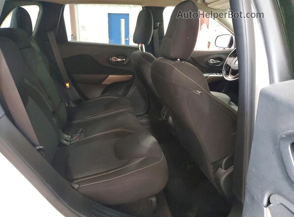 1C4PJMCS4HW567885 2017 JEEP CHEROKEE Белый Вид задней части салона