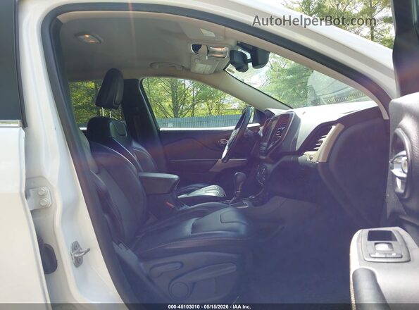1C4PJMDBXJD508954 2018 JEEP CHEROKEE Белый Вид салона спереди