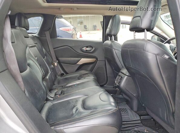 1C4PJMDSXHW590439 2017 JEEP CHEROKEE Silver Вид задньої частини салону
