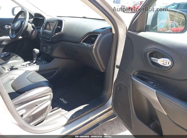 1C4PJMLB7KD226922 2019 JEEP CHEROKEE Серебряный Вид салона спереди