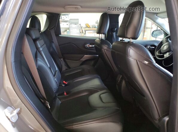 1C4PJMLBXKD367225 2019 JEEP CHEROKEE Gray Vista interior trasera