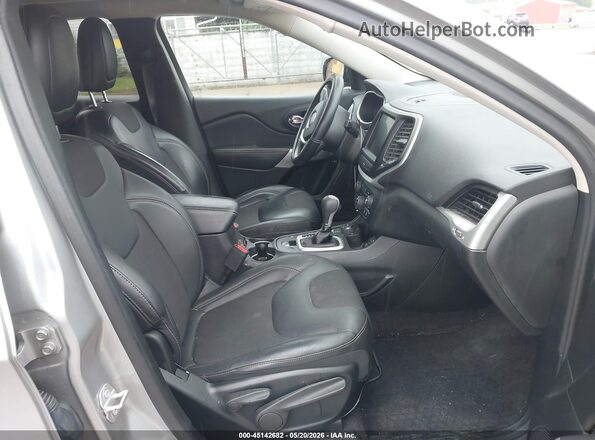 1C4PJMLX4JD530283 2018 JEEP CHEROKEE Серебряный Вид салона спереди