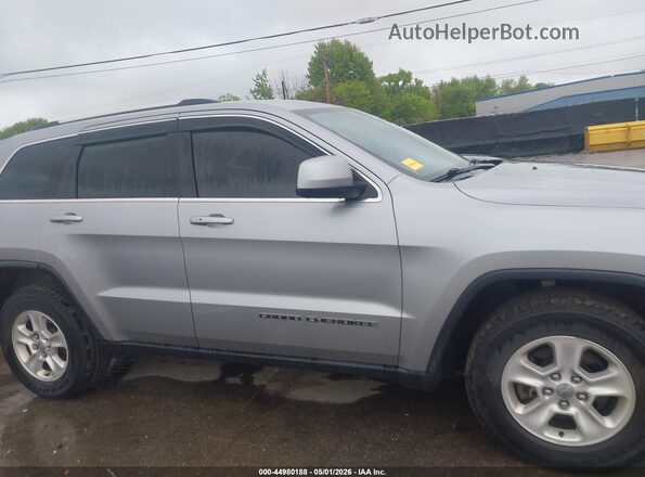 1C4RJFAG8HC844123 2017 JEEP GRAND CHEROKEE Серебряный Вид задней части салона