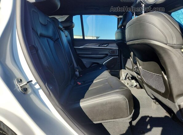 1C4RJHBG9SC352976 2025 JEEP GRAND White Вид задньої частини салону