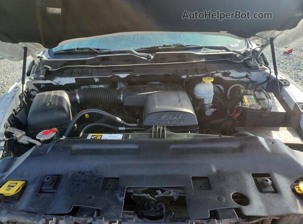 1C6RR6FG7JS259604 2018 RAM 1500 White Vista interior trasera