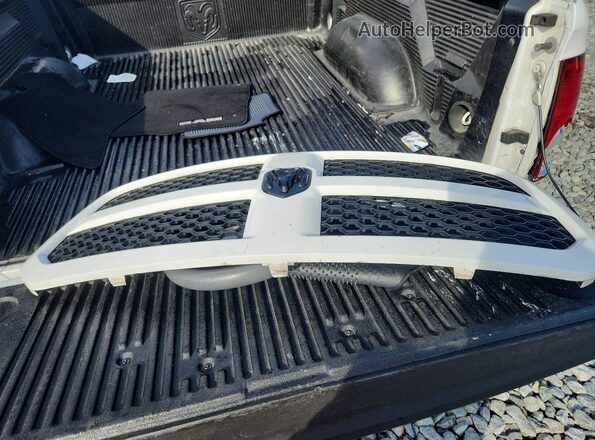 1C6RR6FG7JS259604 2018 RAM 1500 White Vista del compartimento del motor