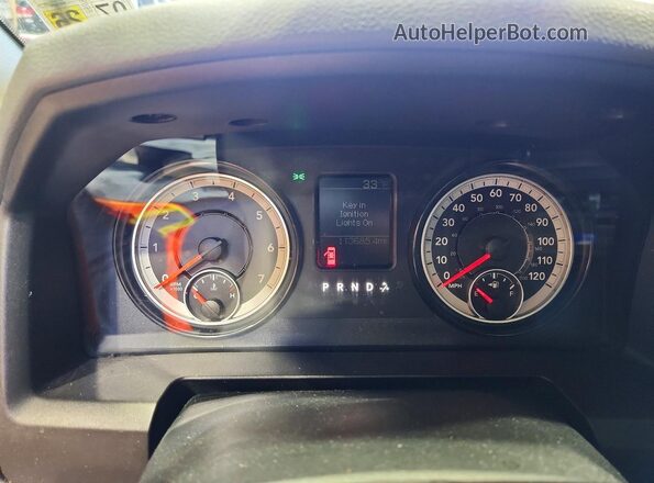 1C6RR6FG8JS139438 2018 RAM 1500 White Widok zestawu wskaźników