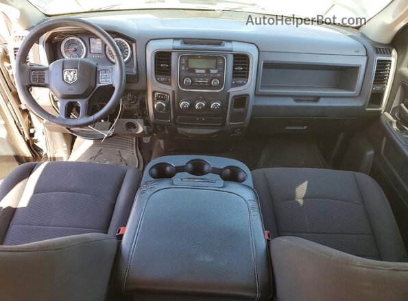 1C6RR6FG9JS340166 2018 RAM 1500 Черный Вид панели приборов