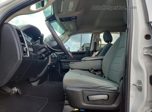 1C6RR6FT5JS238943 2018 RAM 1500 Белый Вид салона спереди
