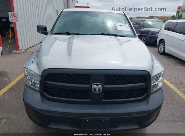 1C6RR6KG1JS303621 2018 RAM 1500 Silver Widok z przodu