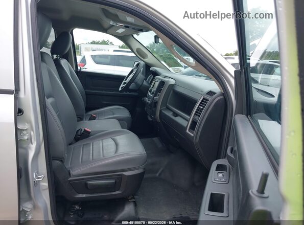 1C6RR6KG1JS303621 2018 RAM 1500 Silver Widok wnętrza z przodu