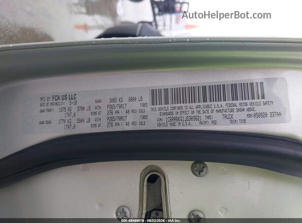 1C6RR6KG1JS303621 2018 RAM 1500 Silver Widok komory silnika