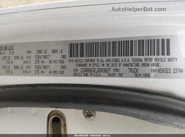 1C6RR6KG2JS303627 2018 RAM 1500 White Vista del compartimento del motor
