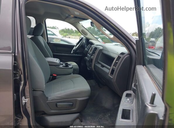 1C6RR6KG5JS296561 2018 RAM 1500 Gray Widok wnętrza z przodu