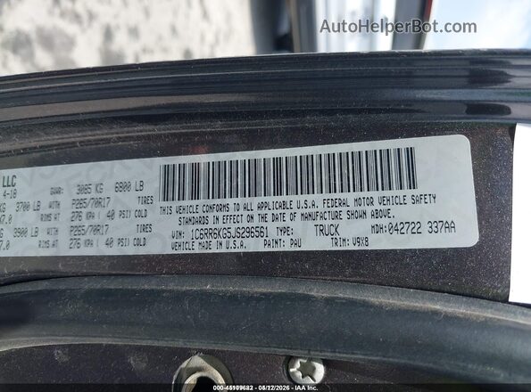 1C6RR6KG5JS296561 2018 RAM 1500 Gray Widok komory silnika
