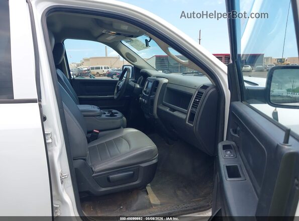 1C6RR6KG5JS298603 2018 RAM 1500 Белый Вид салона спереди