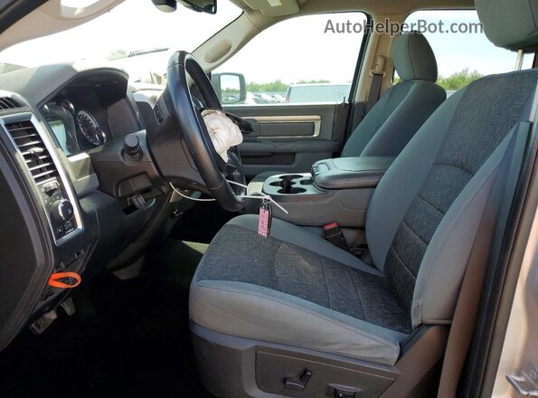 1C6RR6LT2HS610186 2017 RAM 1500 Silver Widok wnętrza z przodu