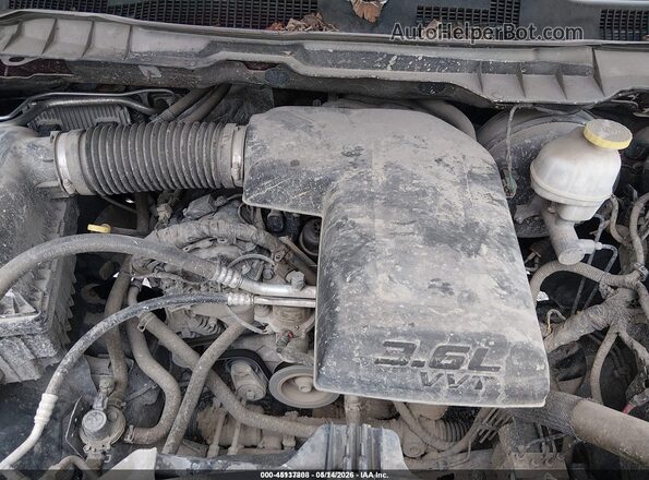 1C6RR7FG2JS294184 2018 RAM 1500 Maroon Widok z tyłu