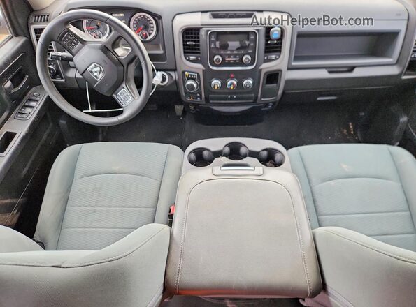 1C6RR7FG3JS308366 2018 RAM 1500 Burgundy Widok deski rozdzielczej