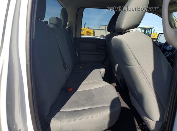 1C6RR7FG5JS221715 2018 RAM 1500 White Widok wnętrza z tyłu
