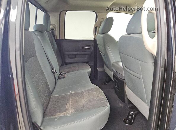 1C6RR7GG6JS218515 2018 RAM 1500 Black Widok tylnych siedzeń