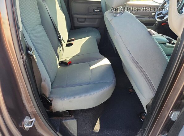 1C6RR7GT2JS118165 2018 RAM 1500 Brown Widok tylnych siedzeń