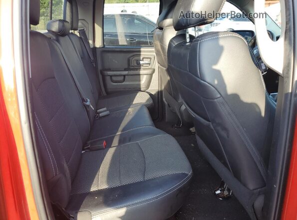 1C6RR7HT2JS154548 2018 RAM 1500 Red Vista de los asientos traseros