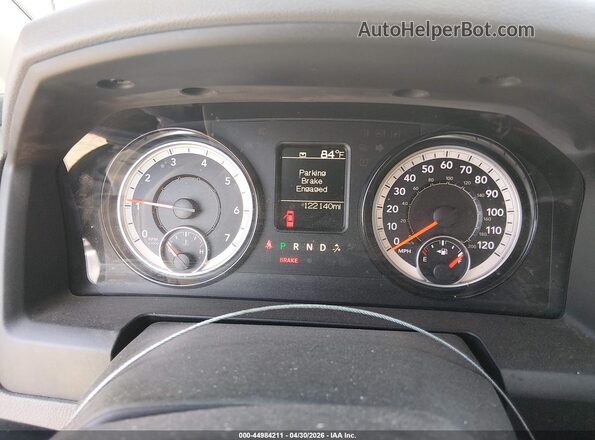 1C6RR7KG1JS146940 2018 RAM 1500 Серебряный Вид задних сидений
