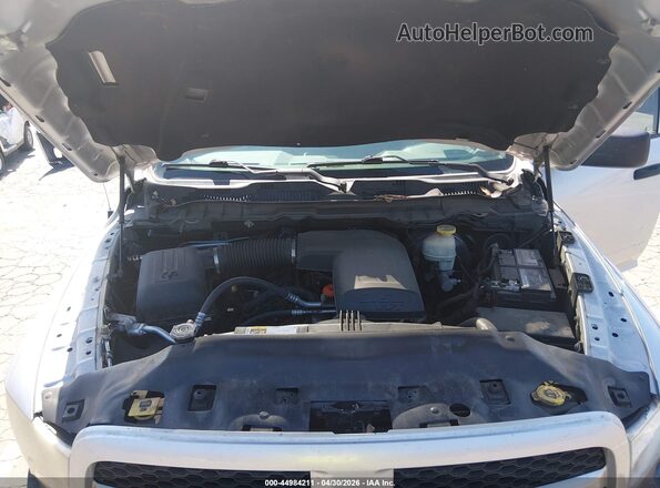 1C6RR7KG1JS146940 2018 RAM 1500 Серебряный Вид сзади