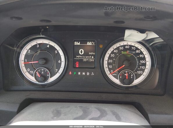 1C6RR7KG5JS286506 2018 RAM 1500 Белый Вид задних сидений