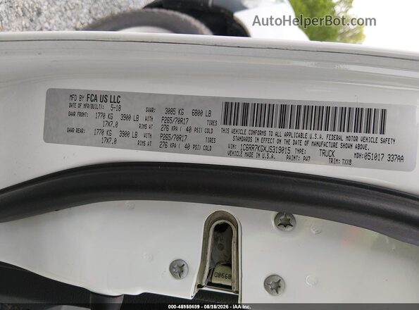 1C6RR7KGXJS319015 2018 RAM 1500 White Vista del compartimento del motor