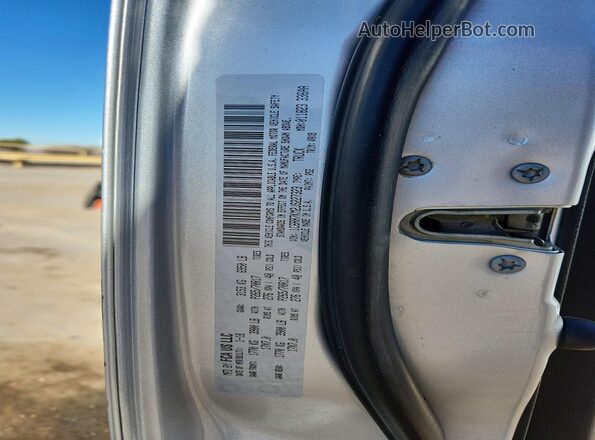 1C6RR7KM2JS227323 2018 RAM 1500 Серебряный Вид подкапотного пространства