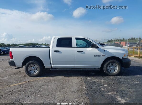 1C6RR7KTXJS300557 2018 RAM 1500 White Widok wnętrza z tyłu